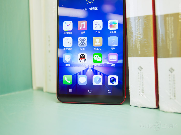 ��Ļ�·���vivo X20���������Ʋٿ�ģʽ���ٷ���֮Ϊ���ϻ����ƹ��ܡ����Ҳ��ϻ�������һ�����м��ϻ�������ҳ������ϻ��򿪿������ģ������ֻ��ɸ��ݲ���ϰ�ߵ������á�