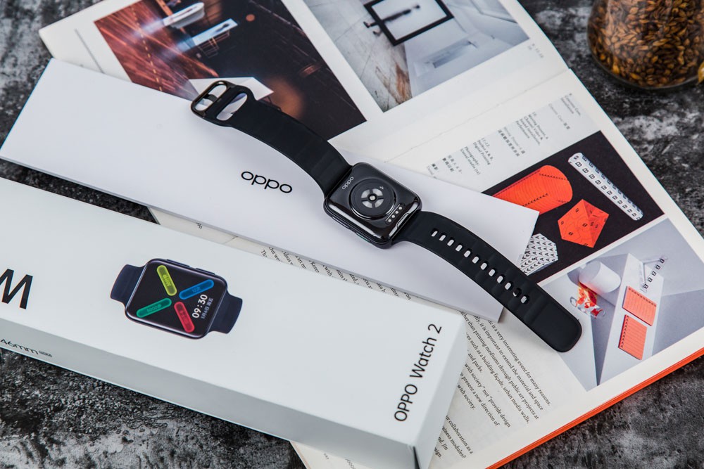 �����������OPPO Watch 2�����OPPO Watch�����Žϸߵ�һ���ԣ����Ƿ����������Դ����ȵı�����ƣ�ͬʱ�����������𽺲��ʱ������ܺ����ʵ��������󡣱��������õ��ĺ�ɫ�汾Ҳʮ�ֵ͵������ǳɫ�汾����һЩ���ȡ���ׯ�����ʡ�