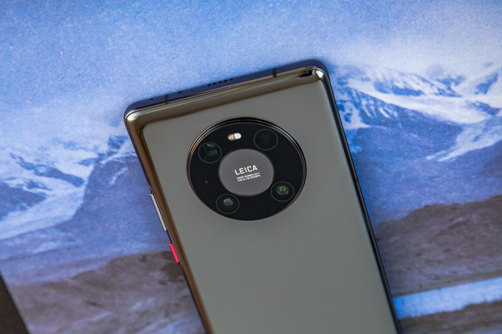 ���ģ�鷽�棬��ΪMate40 Pro������Բ������ƣ��⿨logoλ��Բ��֮�У��ݹٷ����ܣ���������Դ�ڡ��ǻ�����������ΪMateϵ�в���̽���ľ���