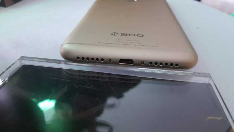 �����ײ�����ֲ��õ��ǶԳ���ƣ��û���֧��Quick Charge 3.0��似����