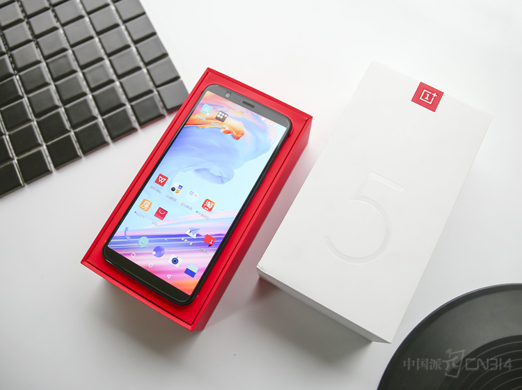 �򿪰�ɫ���ӸǺ��������ŵ�����Ļ�����Ը��ܵ�һ��5T�����ǰһ���������°ͺͶ�ͷ����ռ�Ȼ����൱���ˡ�18��9�ı�������������ֻ���ø����޳���