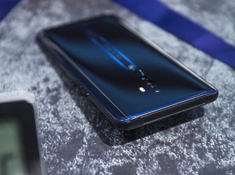 ����ͷ��͹��Ĵ����������˻�����ȣ�����Reno 2���Ƶû��㲻����������3D���������������˳���������ճ��ָУ������Ļ��������� 189g ����û�и�����̫����ظС�