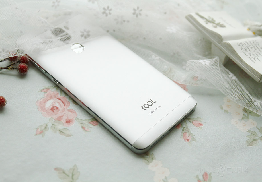 �û�����·���LOGO���Ϸ�������ͷ��ָ��ģ�鱣����һ���������ϣ���LeEco Inside�ı�־Ҳ֤���û���һ��Ѫͳ������������̬��Ʒ��