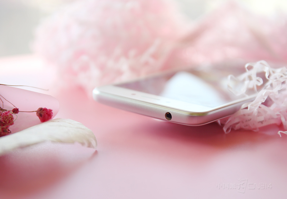 3.5mm������λ�ڻ���������ʹ�õ�ʱ�򲻻�Ӱ��˫�ֵĲ����������Ի��ǲ����ġ�