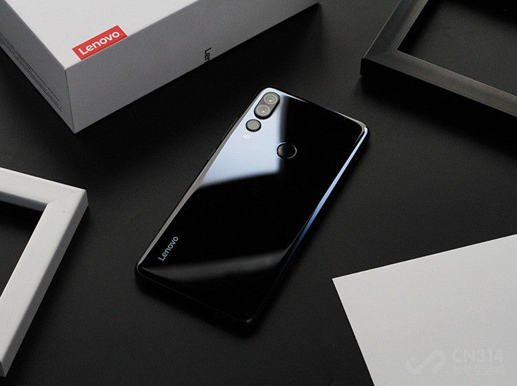 �����ֻ��г��ڸ߶˲�Ʒ����Ȼ��Ʒ��Ϊ�����������ж��г��ϡ��Լ۱ȡ�����ȴԽ��Խ�ң�����Ʒ���Ƴ����ж˻��ͼ۸�һ���ٽ�������Z5s��������һ���Ʒ������������710����жˡ���U���Ļ��ͼ۸��ٴ�ͻ�Ƶ��ߡ�