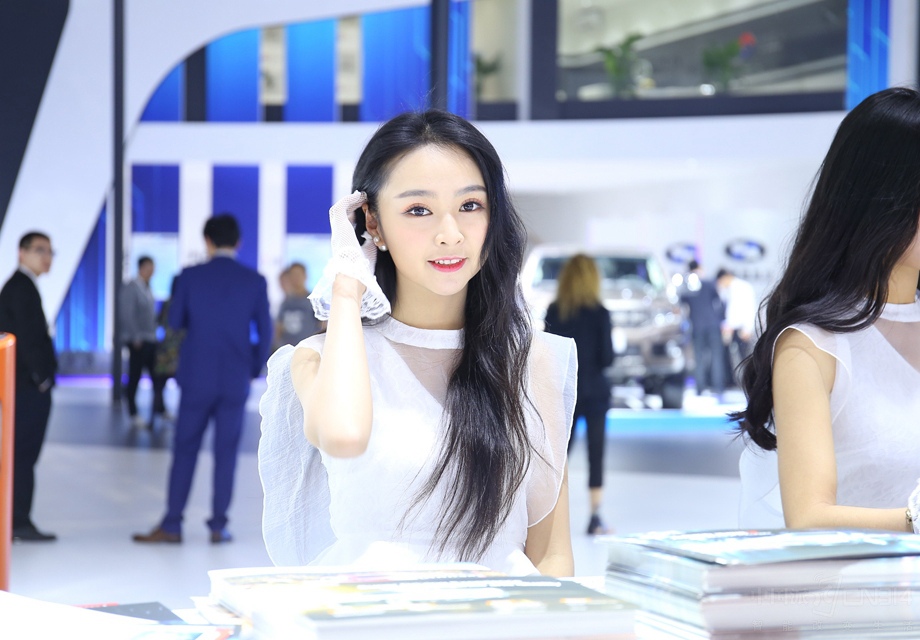 ����һ˫����峺�Ĵ��۾������������ĺ촽��