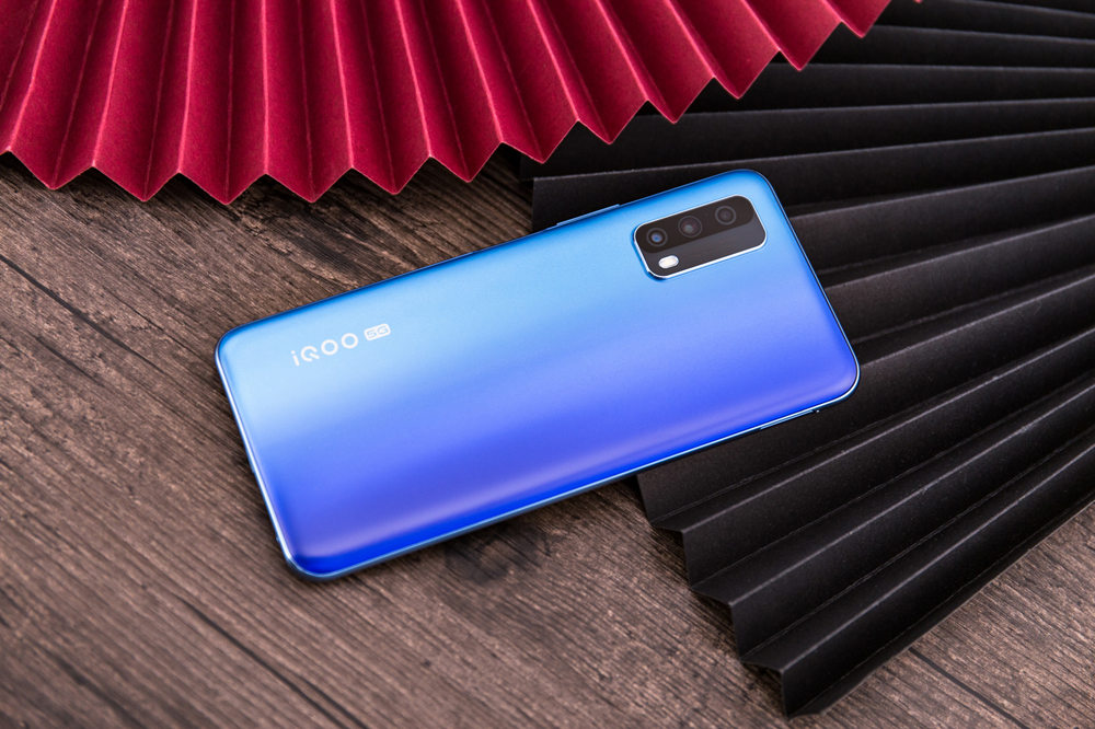 棬iQOO Z1x5000mAhĳأһж9.06mmȵĲʵֵġ⣬iQOO Z1x֧33W11V/3A񣩿䣬Ҳ൱2000ԪλiQOO Z1xûԵĶ̰塣