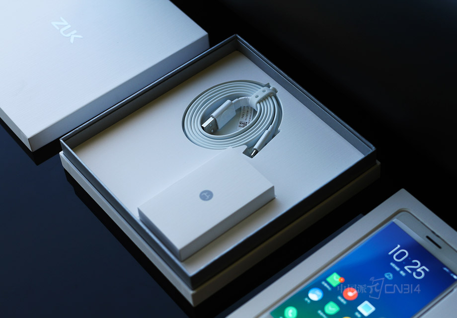 �򿪰�װ���ܿ����ֻ����𣬳���֮�⻹�����˳������Type-C�����ߡ�