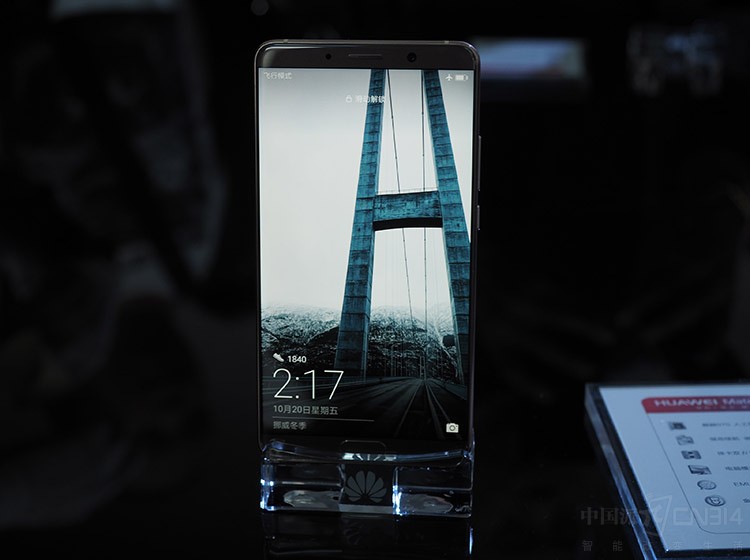 ��η����Ļ�ΪMate 10����һ��ȫ�����ֻ���������һ��5.9Ӣ��16��9��������ʾ�����ֱ���Ϊ2560*1440����ռ�ȸߴ�81.79%��