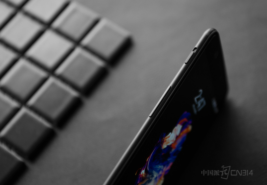 �˱��Ļ������棬����һ�ֺܰ����Ӿ����У��ر��Ǻ�ɫ����������£���ߵ����ã���������������ˡ�