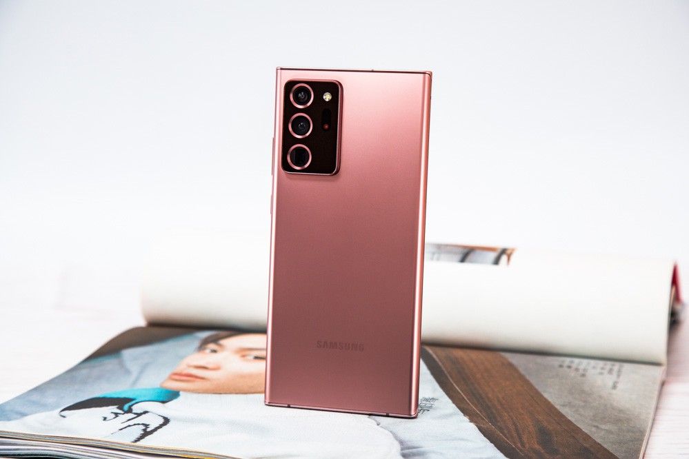 ��������Note20 Ultra��������ƣ���S Pen��д�����߱���ʵ�ù��ܺ�����AMOLED�������������Ӿ����飬����������콢���͸��߸߶����񷶣����ڲ��컯�����ƣ�Ǳ���û��Ƕ��ƶ��칫������ǿ������ĸ߶�������ʿ��