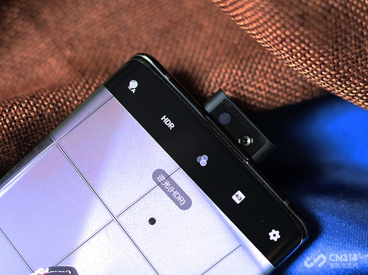 vivo NEX3 5G��ǰ������ͷ����������ʽ����ƣ������˳���NEX�Ļ�еʽ�ṹ����������Ҳ���û���˿��ף�ʹ����ռ�ȴﵽ��һ���¸߶ȡ�