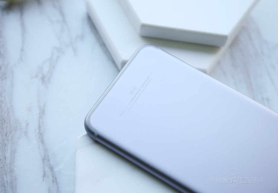 �������ϴ���ϸ�ڸı���vivo X9Plus��Ϊ�����������ĸĽ����ǿջҵ���ɫ�������仯Ϊ���Ρ�