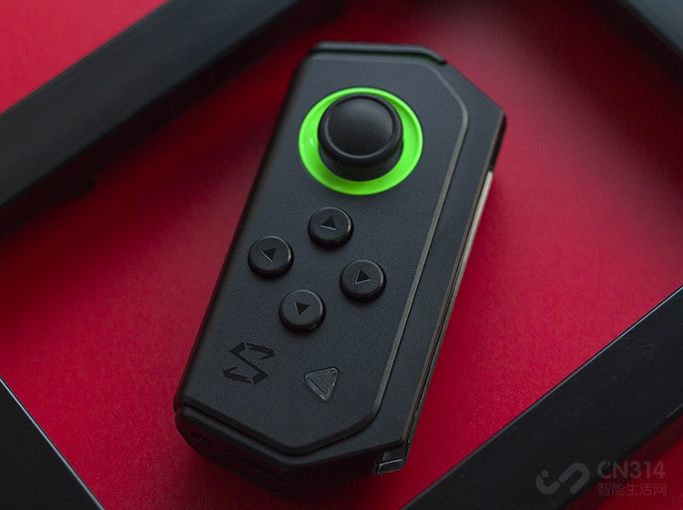 ������Ϸ�ֻ�Helo����Ϊ����Ƽ�ʱ��������֮���Ƴ��ĵڶ�������ֻ����������ơ�Ӳ�����ܡ�ϵͳ�Ż�����Ϸģʽ�ȶ������õ�����������һ��ܳ�ɫ����Ϸ������