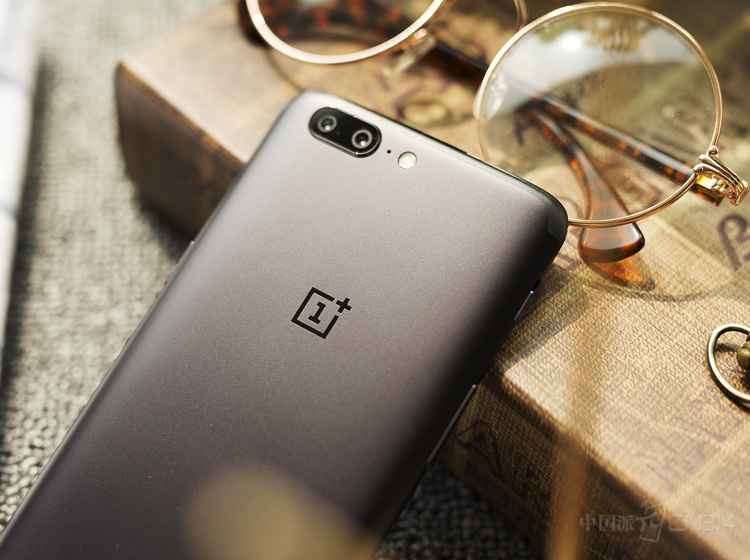 ���һҵ���ɫ������Ƕ��Ͽ��ܿ��������У�ϸ�ܵ��ʸ������޲����ڡ�˫��ģ�顢ʰ����˷硢LED����ơ�OnePlus logo�������