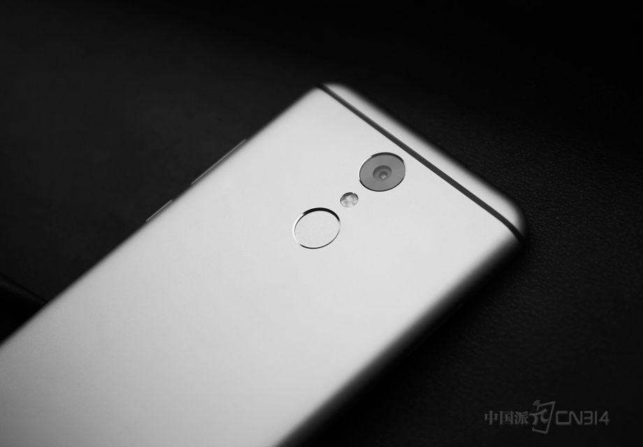 �����Ϸ�����һ��1600������������ͷ���·������ָ��ʶ��ģ�飬ͬʱ���߶����ֻ������в�λ�ã����öԳ���ƣ����Ϲ���������