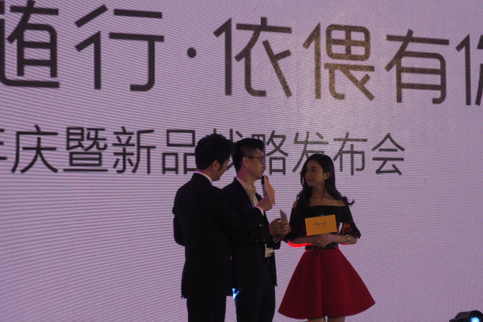 �ڸոս�����ivviʱ���ֻ������������Ʒս�Է������ϣ�һ���������״�������ӱ�׶���ivviʱ���ֻ�������������ʽ�������࣬����֤�˸�Ʒ���ԡ�ivviС��Pro��������ȫ���ֻ��ķ���.