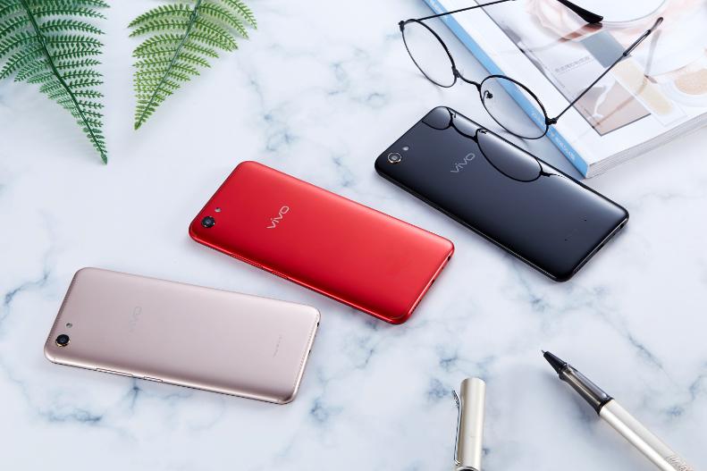 ����ɫ�ϣ�Y81sӵ�кڽ�ɫ���챦ʯ�����Ľ������ͬ��ɫ���ڽ�ɫ���ȴ󷽣��챦ʯɫ����ʱ�б��ţ������Ľ�ɫ���봫ͳ�Ľ�ɫ��ͬ������һ˿���ź͸߹���Բ�ͬ�����ߵ�����vivo�ķḻ��ɫҲ�ṩ����Ҹ����ʺ��Լ���ѡ��