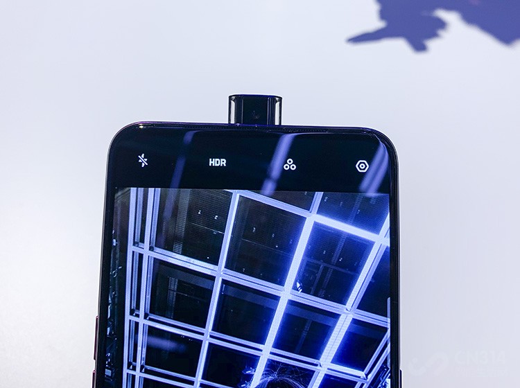 ������һ��6.5Ӣ������OLED��Ļ��֧����DC�����Լ�ҹ�令��ģʽ���ɽ�����Ļ���û�˫�۵��˺������⣬K3��ǧԪ���г�Ψ������ǰ�������ṹ���ֻ���ͨ�����������ṹ��������ͷ����������Ļ�Ĺ۸и�Ϊͳһ��ͬʱҲ������91.1%����ռ�ȡ�