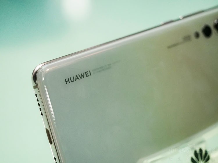 ��ⱴĸ��ɫ������е�һö���ǡ��ڹ����ҫ�±���ӵ��������ʺ��Ѥ�����ḻ��ɫ�ʡ��ڵƹ�������£�ɫ�ʽ���ʮ�����ԣ���������һ����Ȼ�ĸ߼��С�