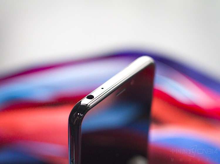 motorola p30 play��������3.5mm�����ף�����϶ű���Ч��AI����ʽ��Ϸģʽ����������Ϸʱ�����侳��������˵������ֻ�����۵�����ϼ̳�moto���������������뽳�ĵĽ�ϣ����ⲿ�ֻ������������ֻ���ǰ�Եú���ѷɫ��