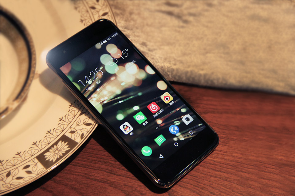 Gigaset Me����������������2.5D��������ƣ����һ��5Ӣ��1080p��ʾ������һ�Ӿ�Ч�����Ƿǳ����µģ�����ӳ�ĳ��������������ʡ�