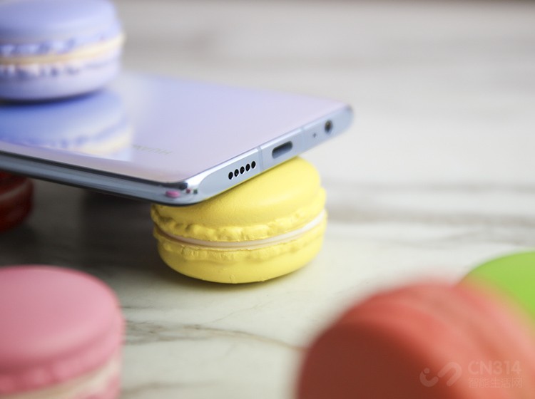 Ӳ�����÷��棬��ΪP30��������980������������ͨ��nano SD����չ��ϵͳUI�������ع������������������ⰴ�����������Ƶ���������Դ��һ��Ϳ����ٻ��ȸ�AI���֡�