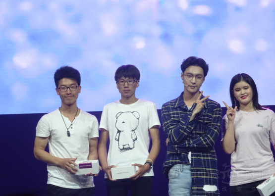 �����ܵļ����֣��Աߵ���λ������һ�������û�У�����һ�����ĵ����ӣ��������˵ķ�˿��ĺý���Ŷ��ȫ������õ������ˡ�