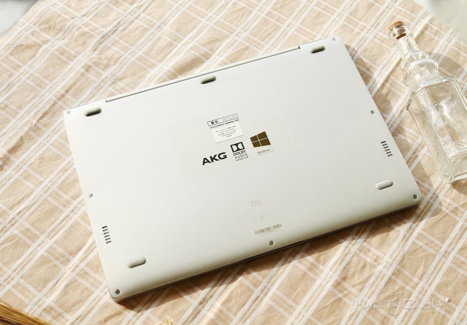 С�ױʼǱ�Air�����ײ�����һ��ʽ��ƣ��·���������Ϊ�����������