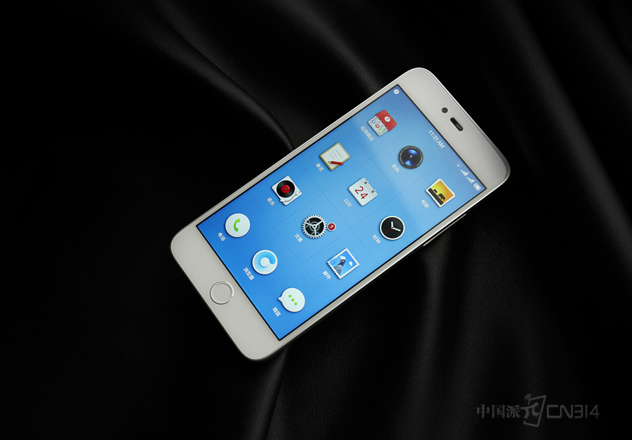 Ӳ�������ϣ�Smartisan M1�����˸�ͨ����821��������GPUͼ�δ�����ΪAdreno530���������Ϊ3050����ʱ��֧��QuickCharge3.0���ٳ�磬��߳�繦�ʿɴ�24W��