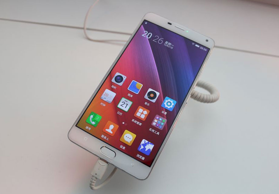 ����M5 Plus����6Ӣ��AMOLED��Ļ��ͬʱ��Ļ����������һ�鿵��������2.5D���β�����