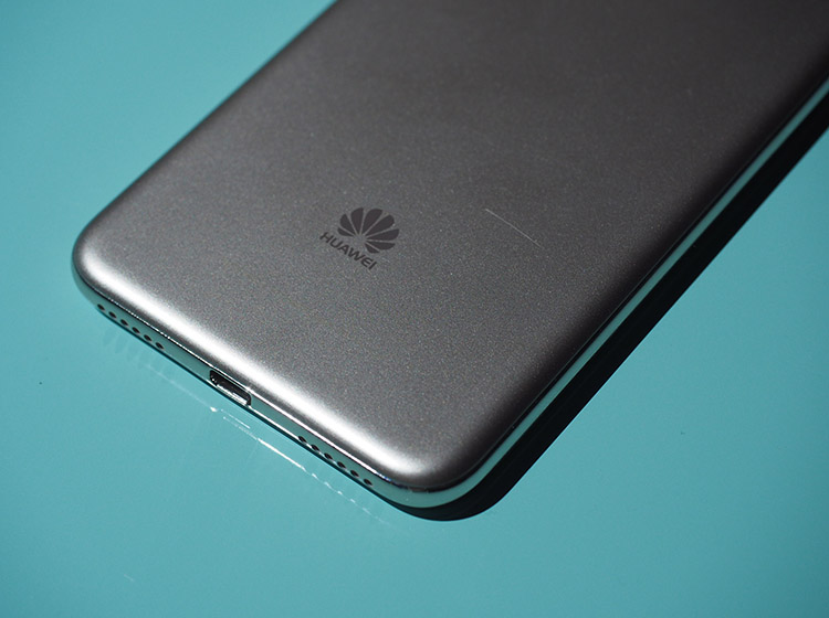 ��������˸߹����ƹ���ײ����Ʒ�������ǲ����ƹ���ƣ���Լ��Ȼ���������ײ��볩��8������ͬ������SPEAKER �� �������ף��ֱ������Micro USB�����࣬Ϊ�˳��ָ��Ӿ��µ��Ӿ����顣