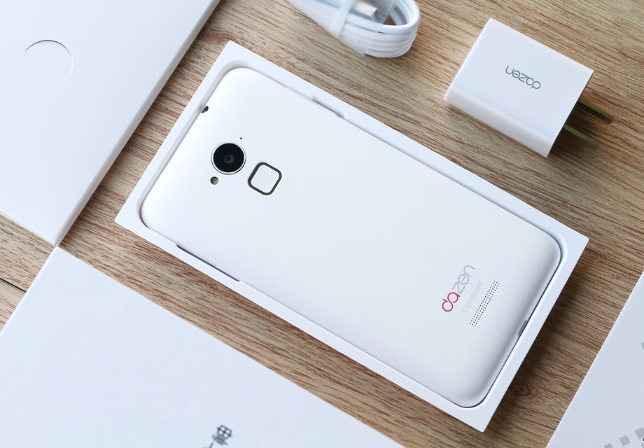 ����Note3�ı�����һ�ŷǳ����Ե�1300���������أ���������ȥ����BabySkin�ʸУ��ָн�Ϊϸ�壬���Ҳ���մȾָ�ơ����ڱ���������ָ��ʶ��ģ�飬�����һ���̶��������˻����ĺ�ȡ��ڴ���Note3�ֻ��ײ������������⣬�㻹�ܿ����Ƚ���Ŀ�ġ�Dazen��LOGO��