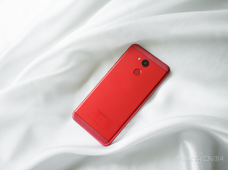 ��ҫV9 play�ı�����ƿ�ν�ǳ��Ŀ���������ý������Ǽ����ϱ߿����ƣ��������˲�����LPVD�������������һ����Ӿ�Ч����ĥɰ���������������ͬʱҲ��������ָ�ƣ������Ǻ�ɫ��������ɫ������Ч���ǳ���ɫ��