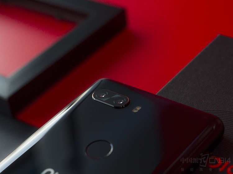 ���ò���1600������+2400�����ص�˫����ͷ����Ϊf/1.6�ĳ����Ȧ��ʹ����ҹ�价����Ҳ���нϸߵĽ���������������Ϊȫ���׷�Sony IMX499��֧��OIS��ѧ�����Լ����Խ��ȹ��ܡ�