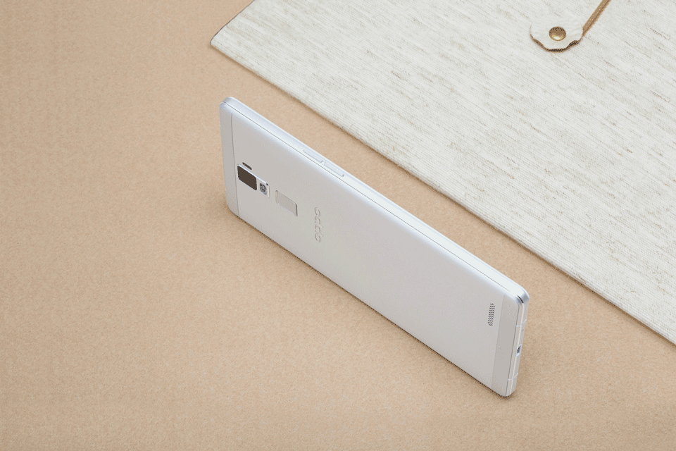 OPPO R7 Plusӵ��4100mAh�Ĵ�������أ����������Ȼ�ǳ��ᱡ����ϸ�Ϊʡ���AMOLED��Ļ�� �����������б�֤
