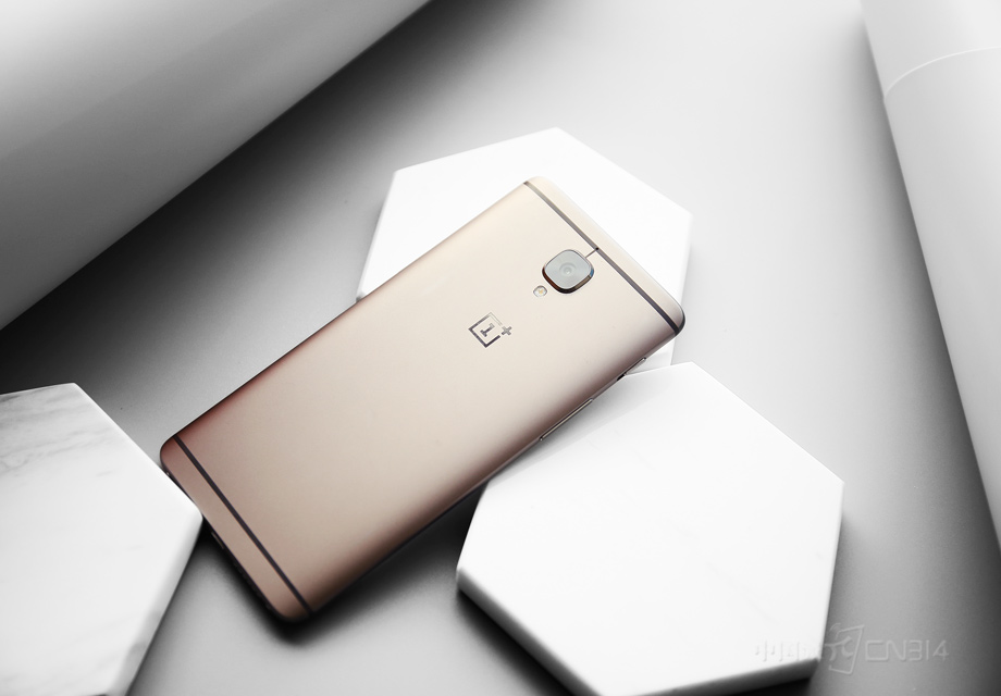 OnePlus 3T����Χ������OnePlus 3����ȫ��ͬ�ģ���Ϊ152.7x74.7x7.35mm��158g���������������������OnePlus 3T�����������˶��޷�ͨ�����������ƣ����ֱ����������OnePlus 3����OnePlus 3T�ɣ�