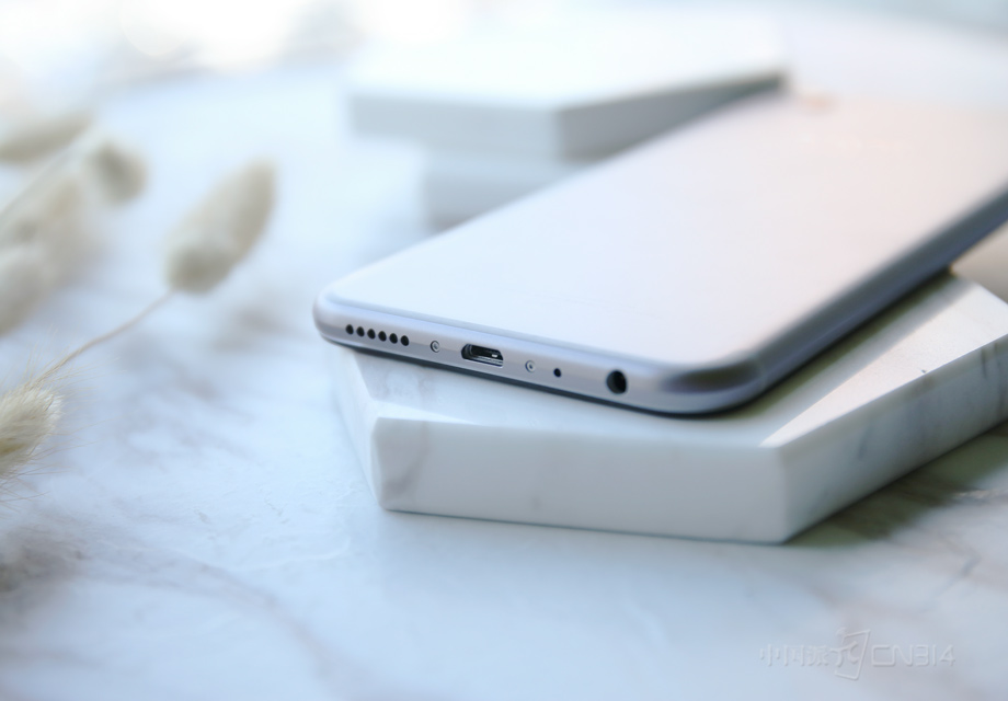 �û���3.5mm�����ӿڣ�Micro USB v2.0���ݽӿڶ����еļ��������ĵײ��߿��Ӷ����ҡ�