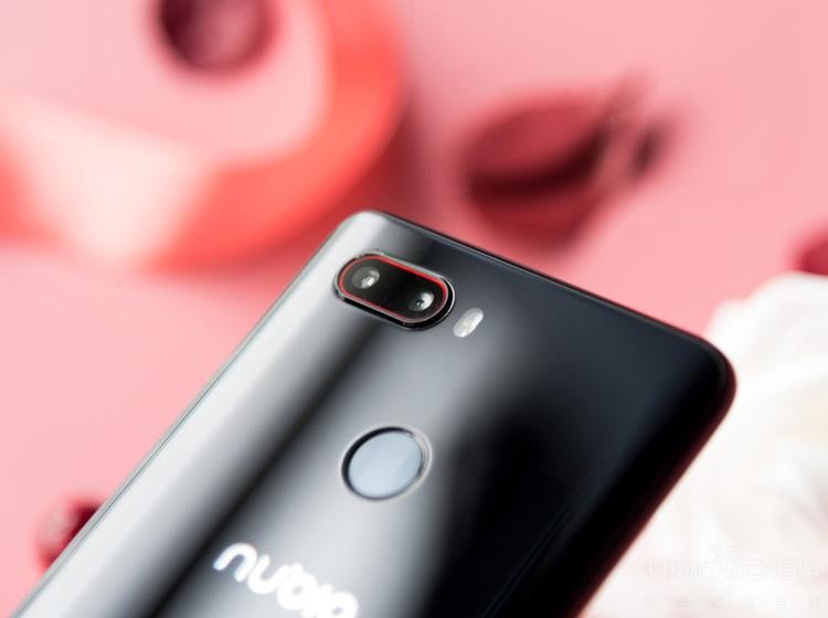 ��������Ϊ2400�����ص�˫����ͷ����ȦΪf/1.7����NeoVisionӰ�������������淨�ļӳ��£���ʹ������С�ף�Ҳ�����ĳ������д��⡢��Ȥζ�Եĸ�������Ƭ��