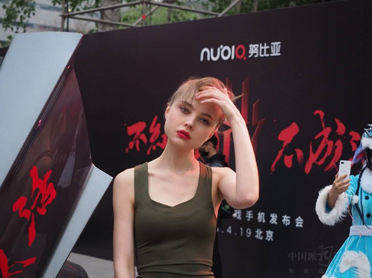 ��λ��Ů�Ĵ�ɫ��ʮ��ҫ�۵ĺ죬����Ů����ĺ�ħ��Ϸ�ֻ���Logo��ں��ศ��ɣ��쵽���£��·�Ҫȼ������һ�㡣