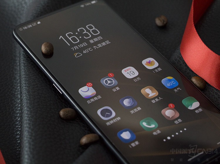 �������ȫ������˵����Ӧ���������Ŀǰ�����ֻ��������۵�һ����Ļ�ˡ�19.3:9�ı�����6.59Ӣ��Ĵ�С�����ڽ�ǰ������ͷ����������ʽ�Ľṹ����ռ�ȴﵽ�˾��˵�91.24%�������漸��ȫ�������Ѿ�������˵˵�����ˡ�1.71mm�ı߿�Ҳ�ﵽ���µľ��磬���Ҽ���û���Ӿ����谭�������������ޱ��޼ʡ�