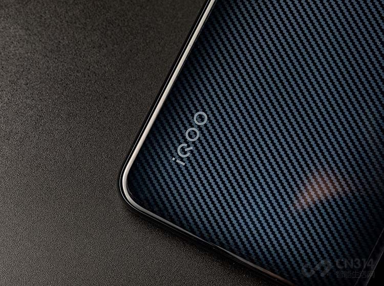 ���ꡰ�ж˻����ļ۸���һ���³�����ȥ���콢�����ÿ�ʼƵ��������ǧԪ��λ�ϣ���������710������660���������Ļ��ͼ۸��Ѿ�������ǰ��ǧԪ������޼�����7�³�����������845iQOO Neo��һ�ζ����ˡ��ж˻�����