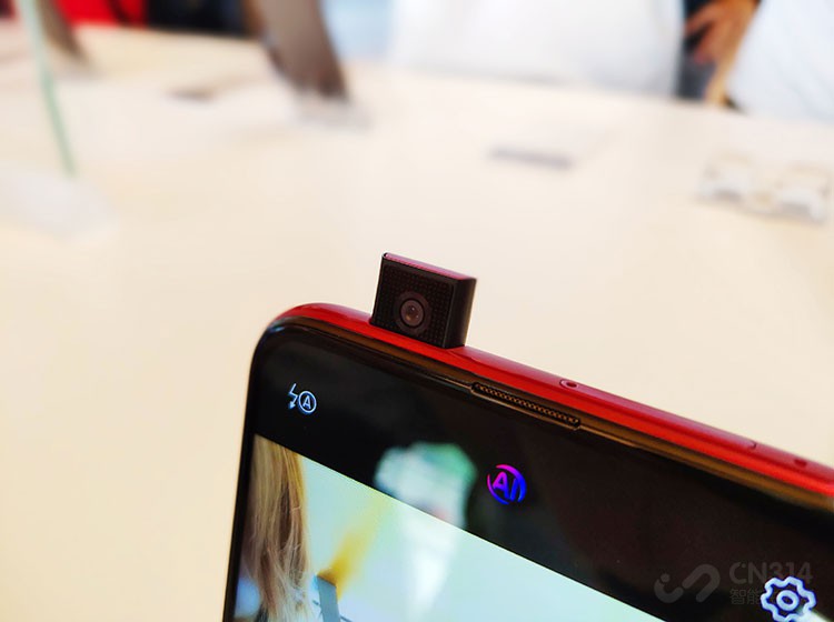 ǰ�þ�ͷҲ����ҫ9Xϵ�е�һ�����㣬1600������CMOS�۴����㹻�Ļ�������ȡ���ǰ�þ�ͷ�����ڻ�����Ҳ��ζ����Ļ��û���κ�������ˮ�λ����ǿ��ף���ռ�ȿ������������ܵĸߡ���9Xϵ���������û�����ռ�ȴﵽ��92%��ٲȻ������ȫ��������