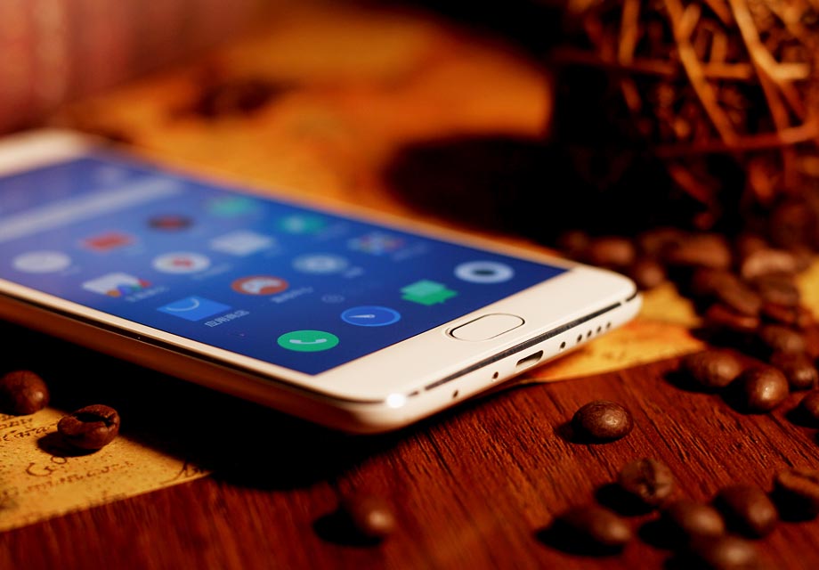 ����metal��Ȼ���õ����ռ����ܸߵ�micro USB�ӿڣ��ռ��ʻ������ߵġ�