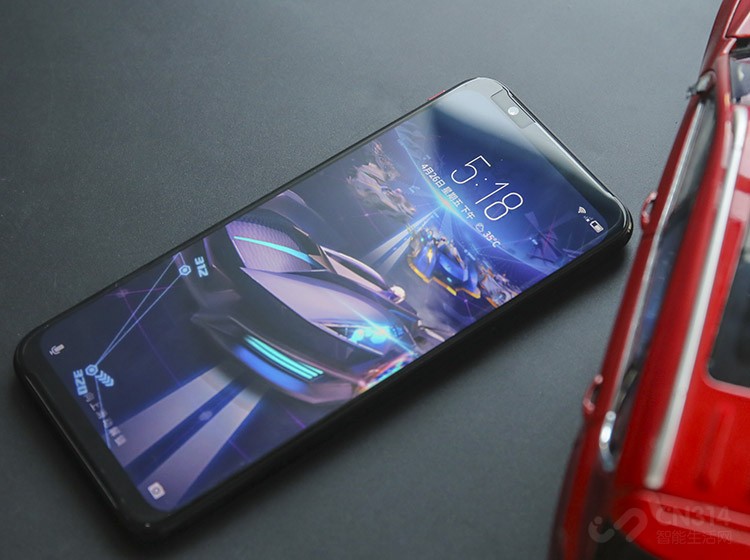 ��ħ3���������һ��6.65Ӣ��Ĵ�������Ȼ���󡱲����������Ļ����Ҫ�����ԣ���������ˢ���ʴﵽ��90Hz����������Ϸ���û�Ӧ��֪����һ���Ե���Ҫ�ԣ�����Ϸ�еĻ��淴������죬�����Ȼ���ߡ�ͬʱ�����ĻҲ��10bit��ɫ�����HDR������ɫ��ʾ�ϻ��Ϊϸ�塢��׼������ˢ����������240Hz�����ز����ķ�Ӧ��Ϊ��ʱ����ʹ��רҵѡ��Ҳ����ȫ�����Լ��Ĳ�����