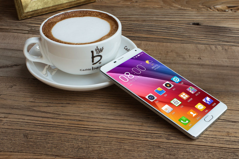 ����M5 Plus����6Ӣ��AMOLED��Ļ����Ļ�ֱ���Ϊ1920x1080��AMOLED�߱�ɫ�����������ĵ͡��Աȶȸߡ����������ŵ㡣ͬʱ��Ļ����������һ�鿵��������2.5D���β����������ܹ����õı�����Ļ�����˺����ָ�Ҳ�������ʡ�