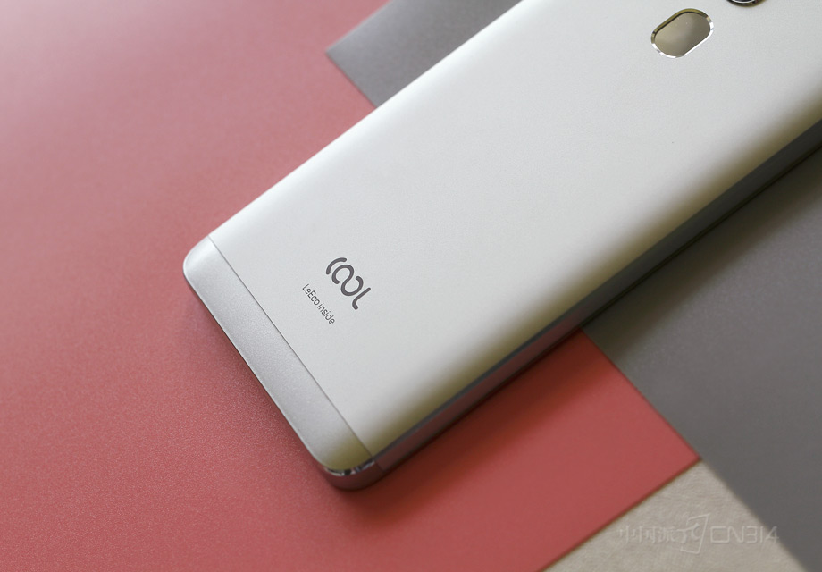 �ڽṹ�ϣ������ɲ��þ��������ʽ��ƣ�ͬʱ����ӵ��һ���Ļ��ȣ�����ӭ�Ϲ��˵�ʹ���ָС�