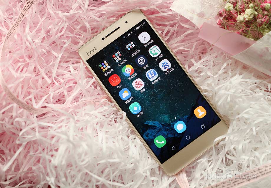 ivvi i3ʹ����һ��5.2Ӣ��720P��Ļ�����������е�2.5D������ƴ����˲���������ۿ������ص����п���ƣ���ʹ����������ʮ�ּ�ࡣ