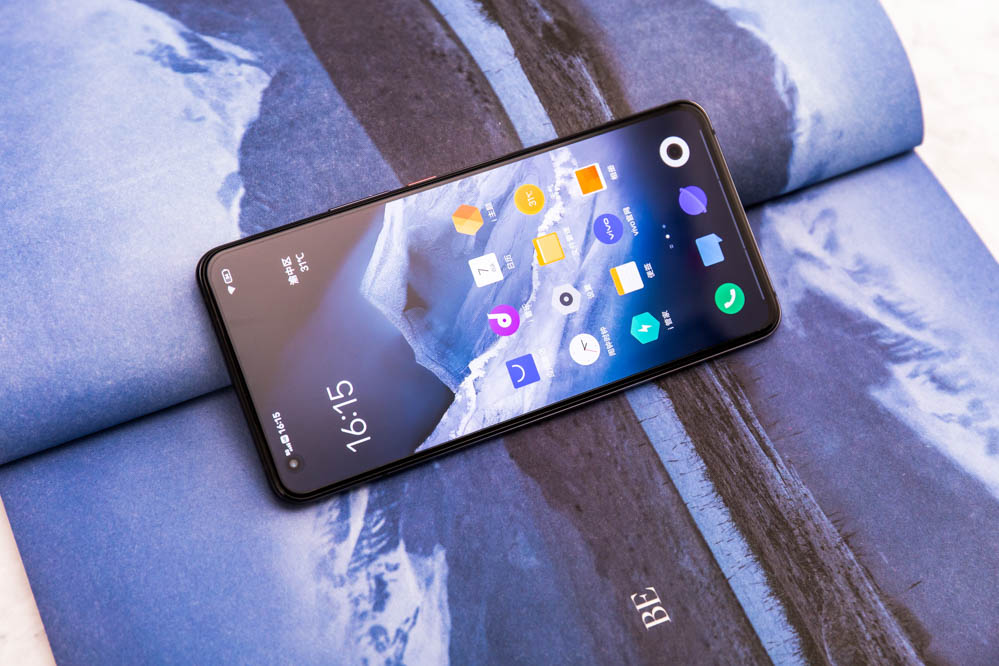 iQOO 5�������Ļ��֧��120Hz��ˢ���ʺ�240Hz���ز����ʣ�ͨ��SGS Eye care Display�� HDR10+��֤���߱�103% NTSCɫ�򸲸��Լ�6000000:1�Աȶȣ���ʾЧ���ǳ���ϸ�塣