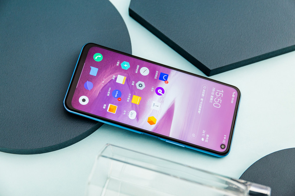 iQOO Z1xĻLTMֲɫӳ似üԽĻʾʱݻ⶯̬ĶԱȶȡٸӣڻǿ⻷£iQOO Z1xLTMļӳЧƸ߹أҶ԰ϸڽо΢ǿֻĻȣﵽ˸õʾЧ